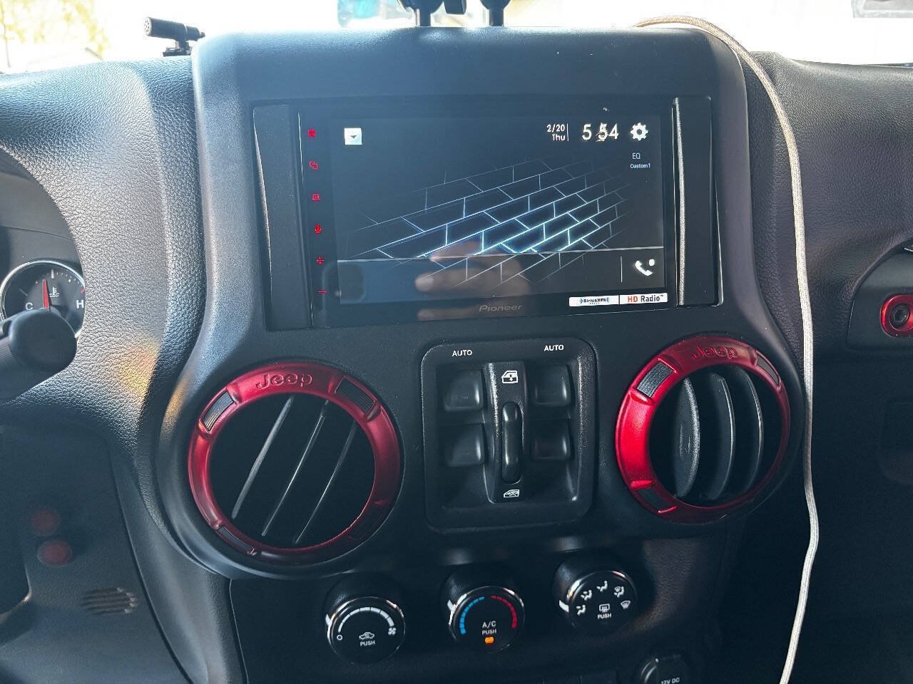 Used 2015 Jeep Wrangler Unlimited Rubicon w/ Connectivity Group AWD/4WD image 28
