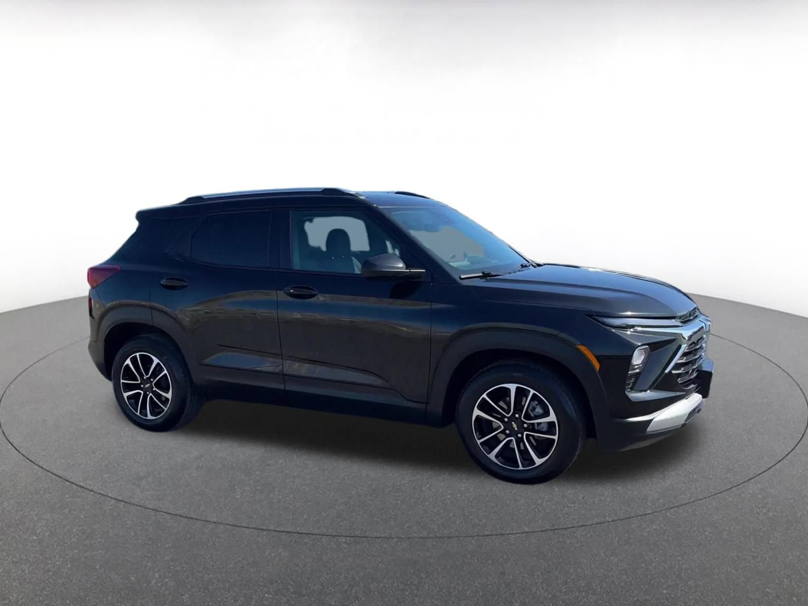 Used 2025 Chevrolet TrailBlazer LT image 2