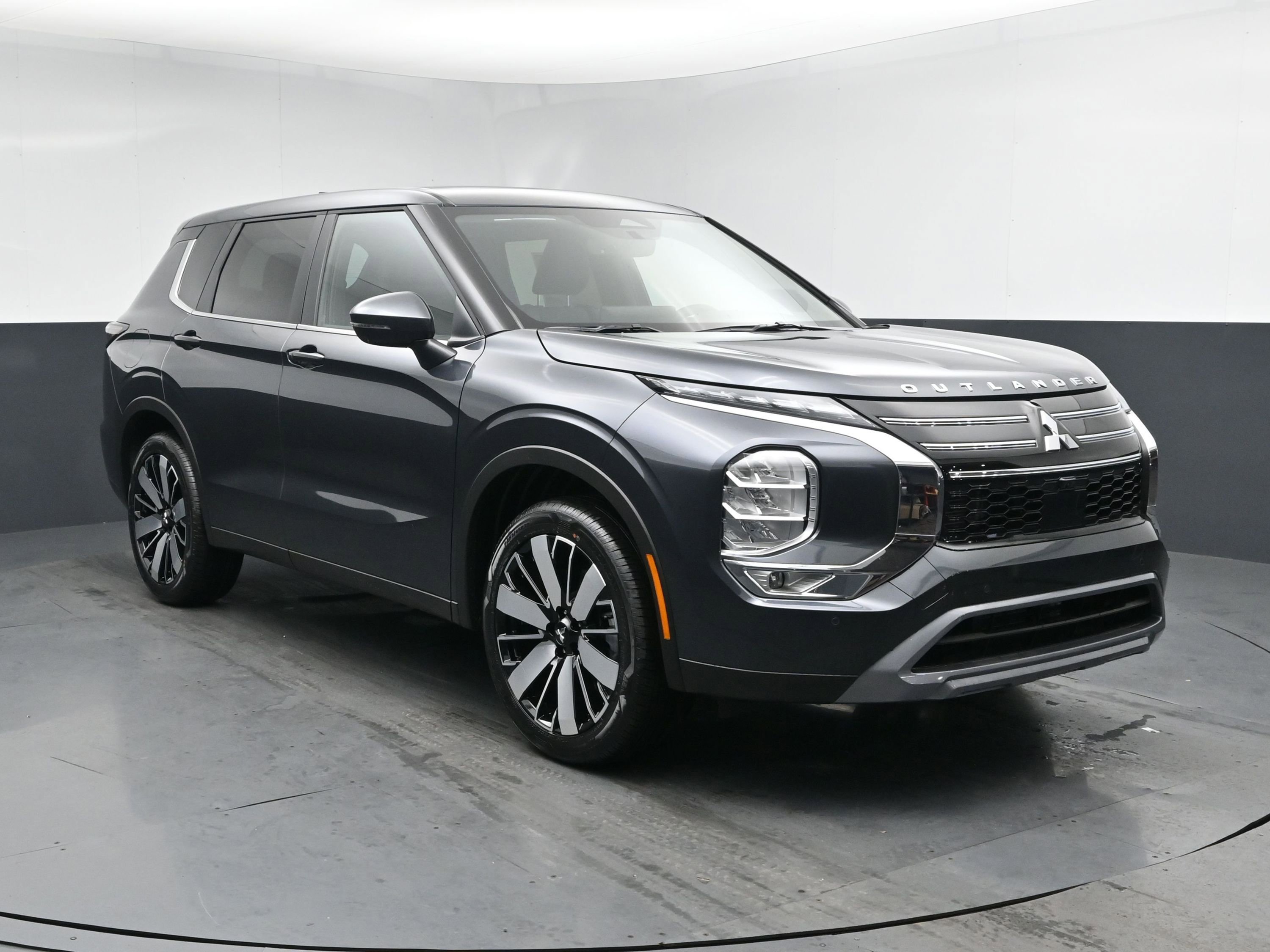 New 2026 Mitsubishi Outlander FWD image 2