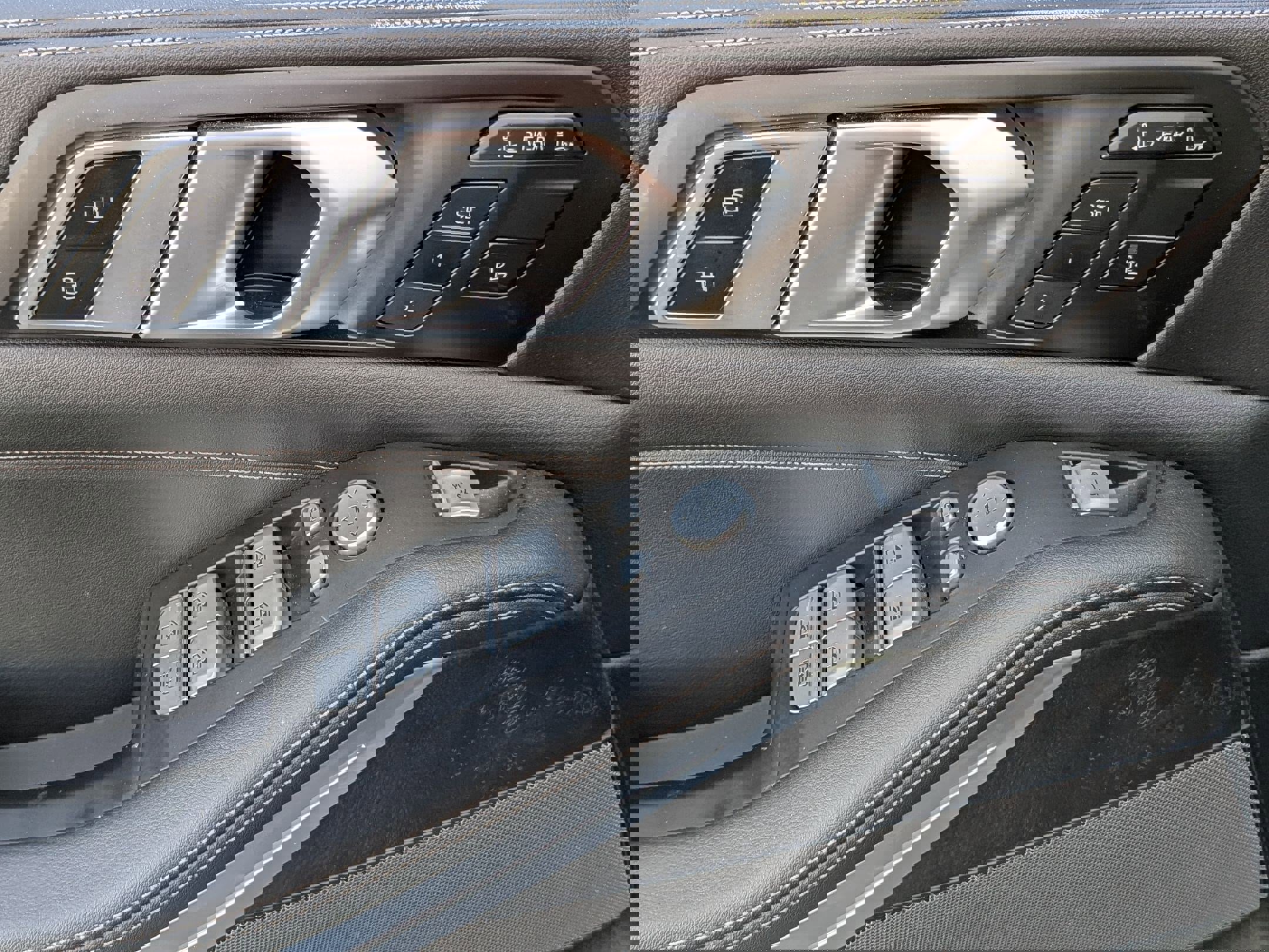 Used 2025 BMW X7 xDrive40i w/ Premium Package image 13