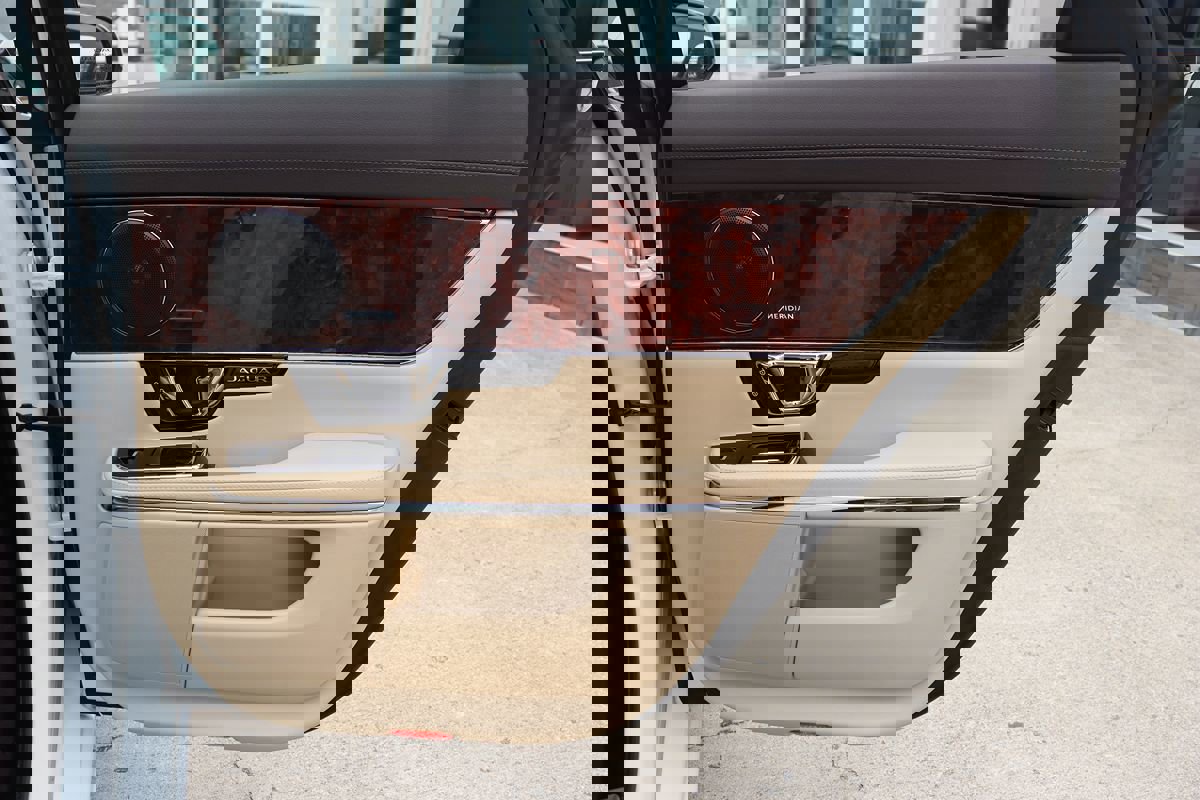 Used 2014 Jaguar XJ image 41