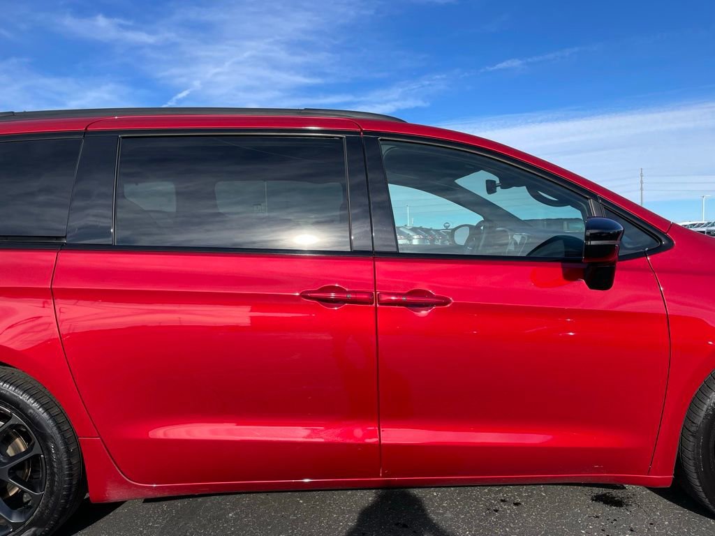 Used 2025 Chrysler Pacifica Limited image 39