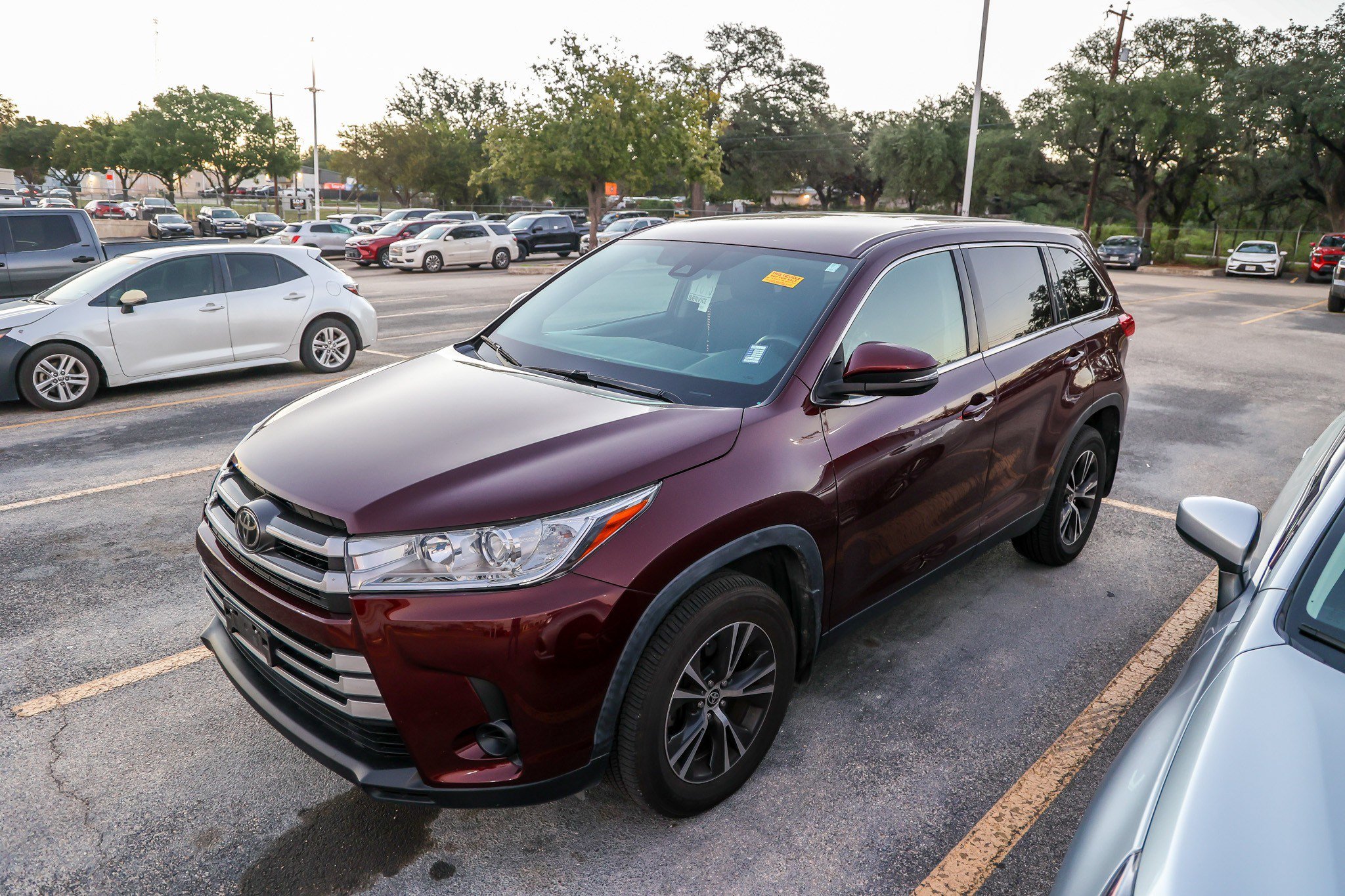 Used 2019 Toyota Highlander LE FWD image 3