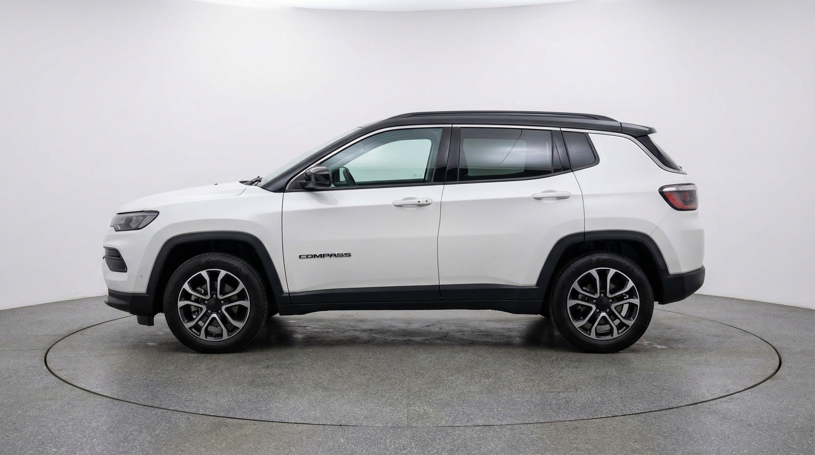 Used 2025 Jeep Compass Trailhawk image 5