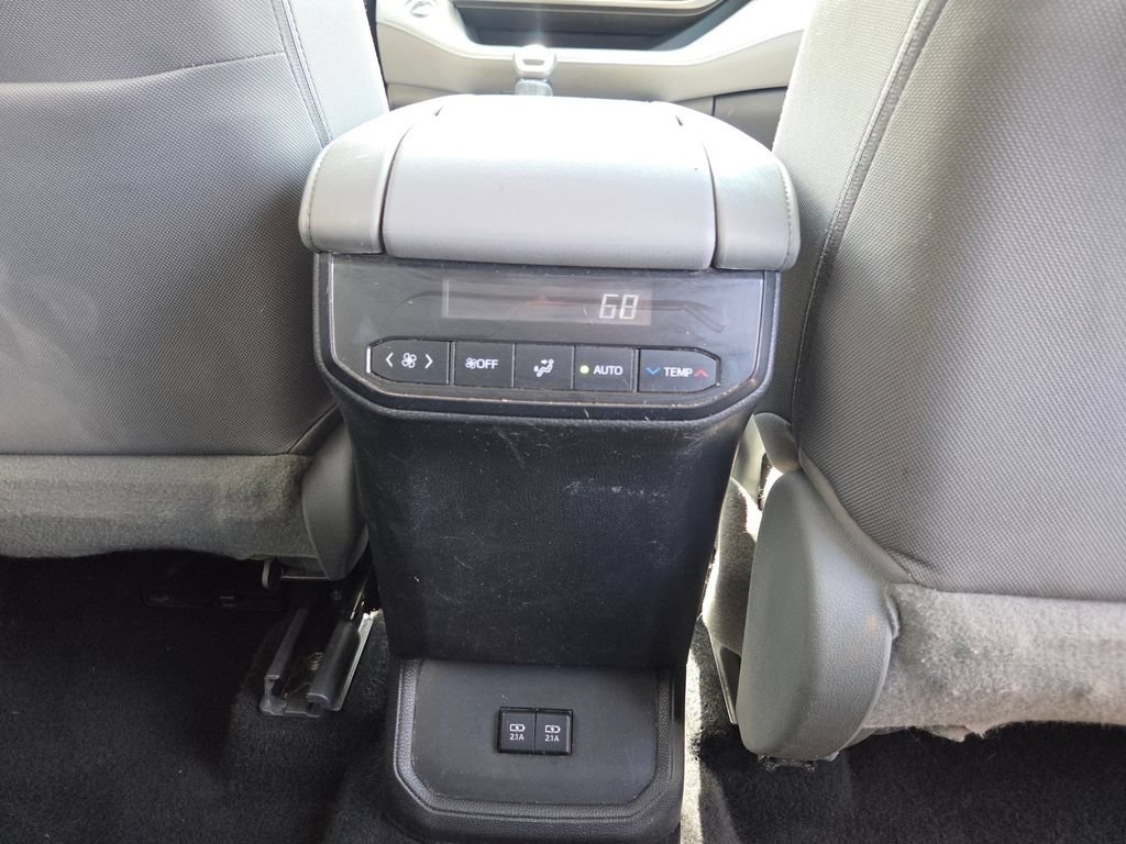 Used 2021 Toyota Highlander L AWD/4WD image 28