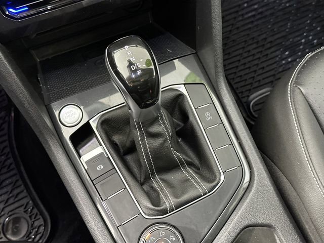 Used 2022 Volkswagen Tiguan SE w/ Panoramic Sunroof Package image 15