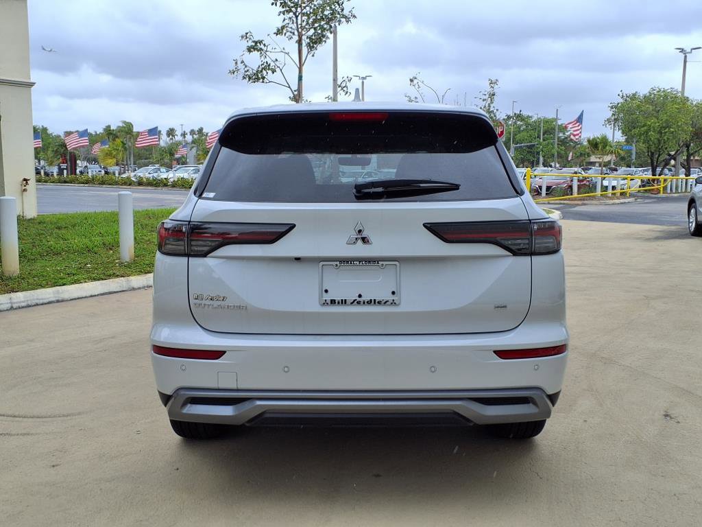 New 2025 Mitsubishi Outlander SE image 4