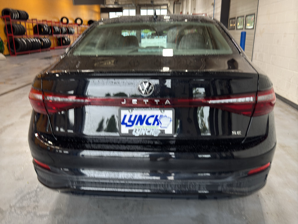 Used 2025 Volkswagen Jetta SE FWD image 4