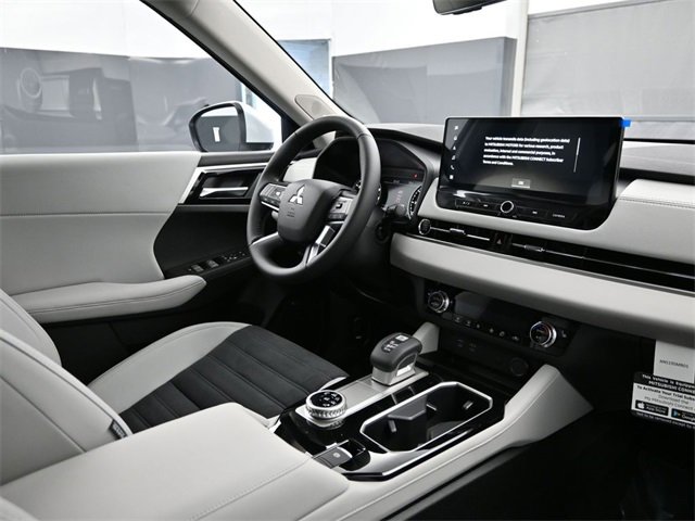 New 2025 Mitsubishi Outlander SE image 18
