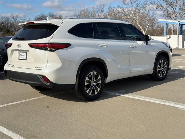 Used 2021 Toyota Highlander XLE image 3