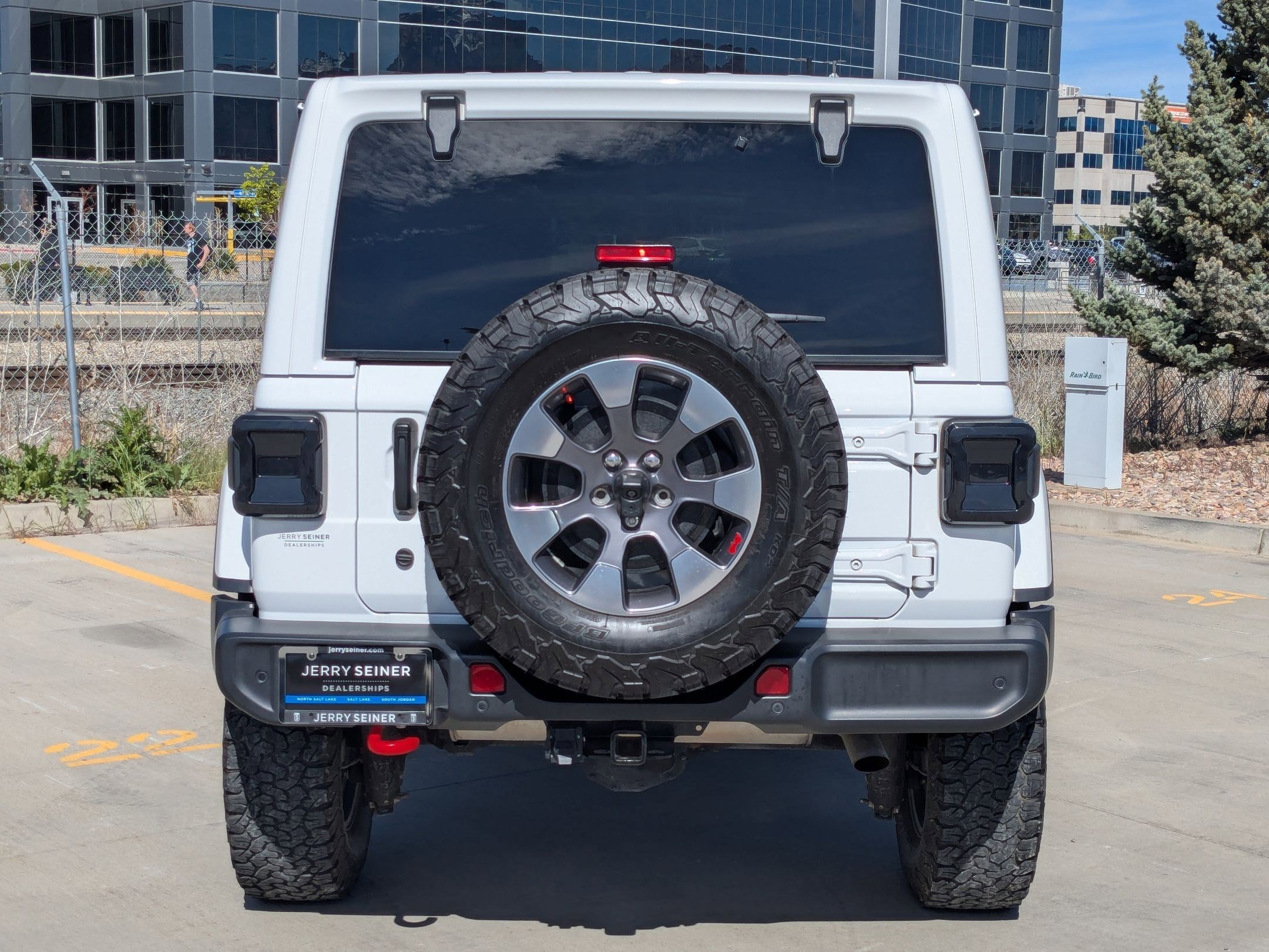 Used 2018 Jeep Wrangler Unlimited Sahara w/ Uconnect 4C Nav & Sound Group image 4