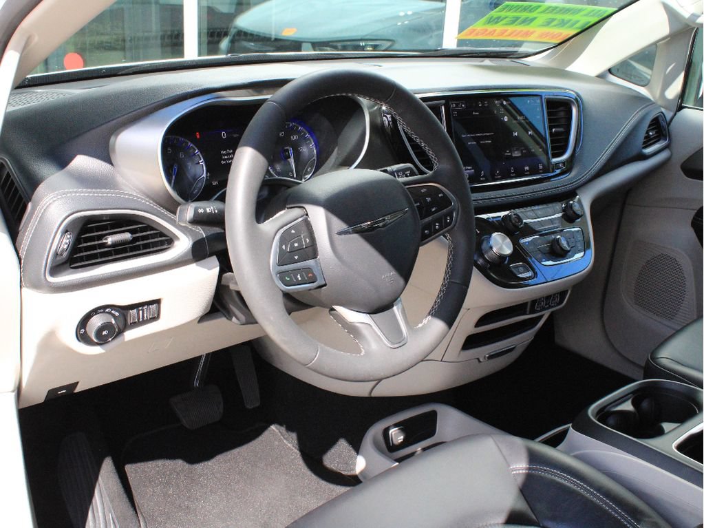 Used 2023 Chrysler Pacifica Touring-L AWD/4WD image 12