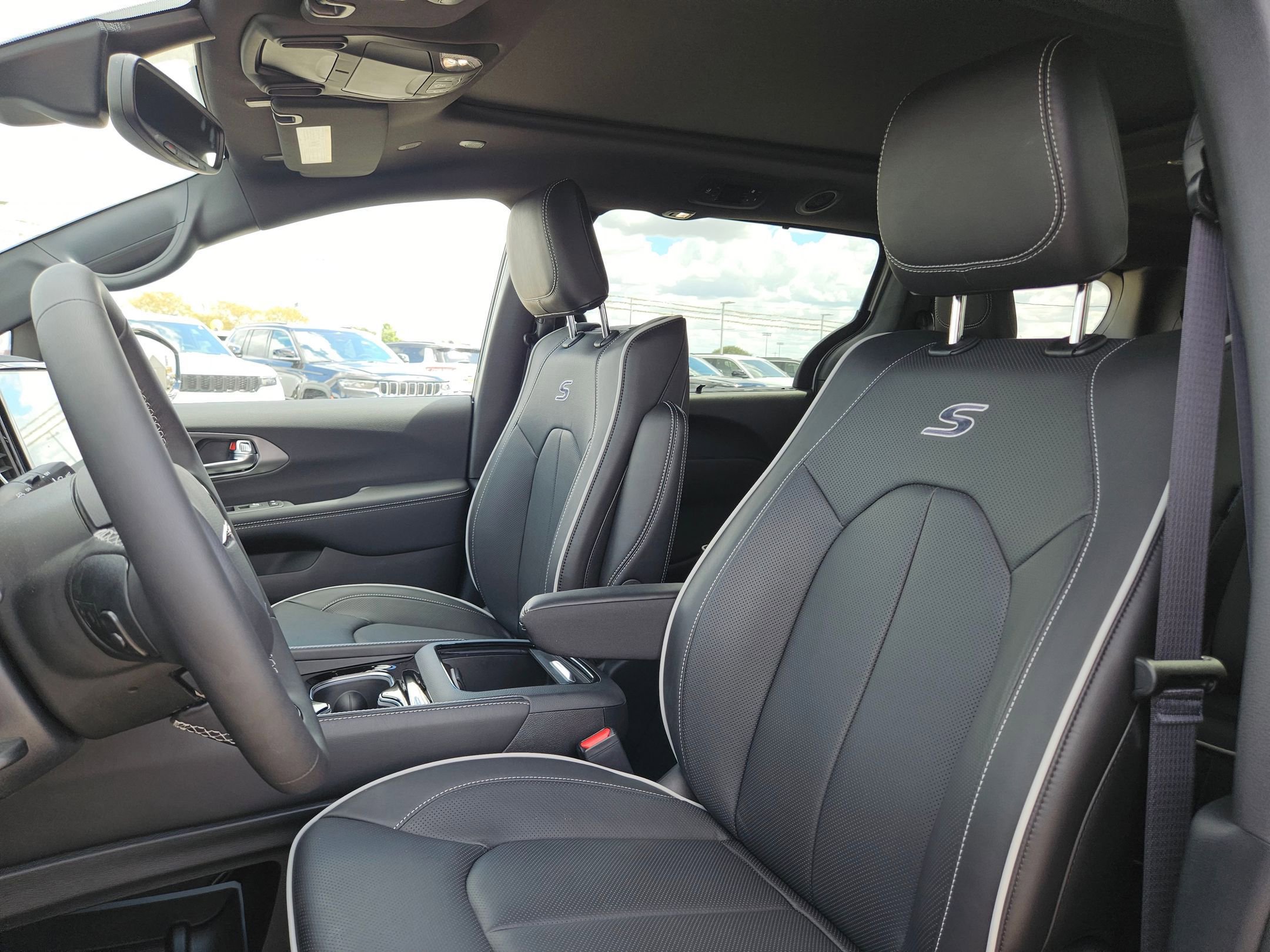 New 2026 Chrysler Pacifica Limited w/ Uconnect Theater Family Group image 12