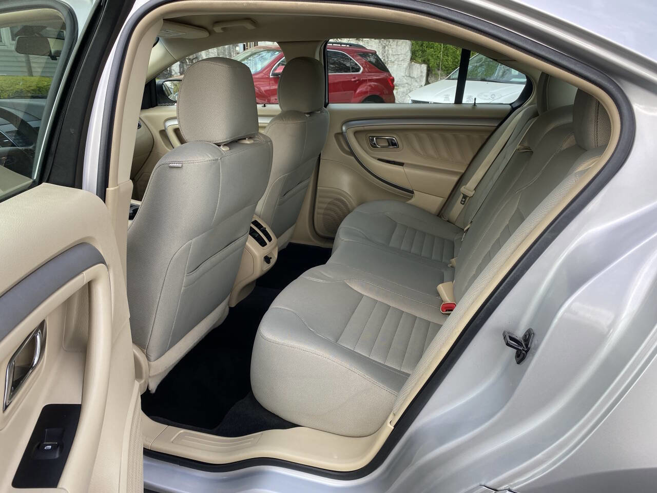 Used 2017 Ford Taurus SE image 11