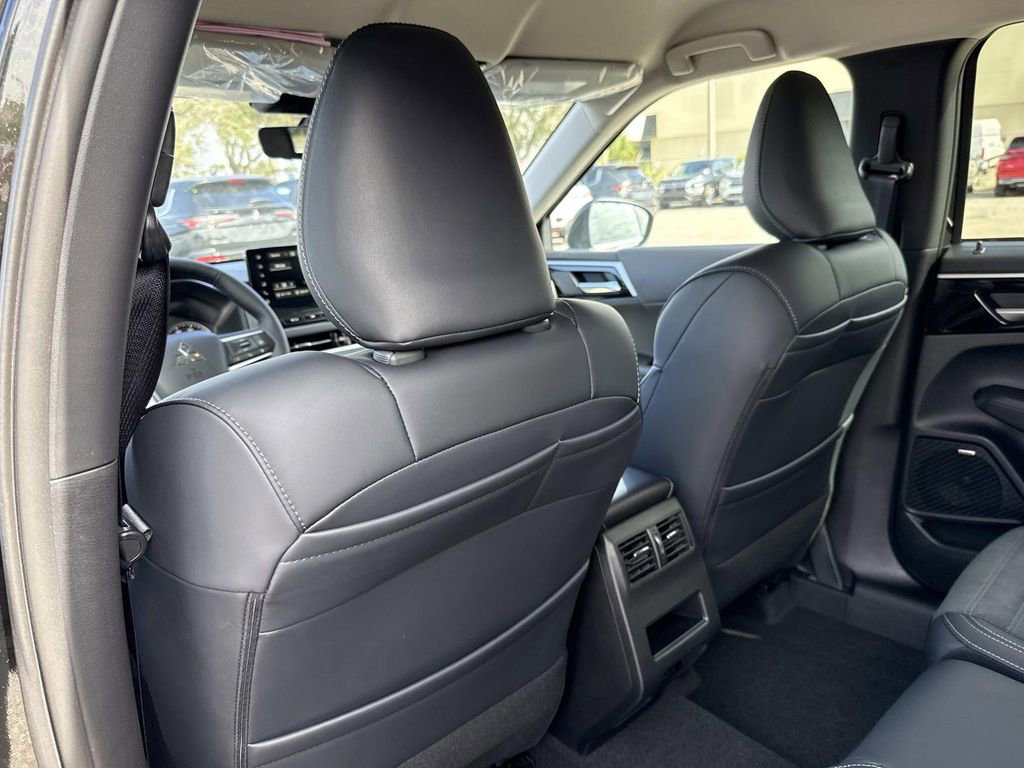 New 2026 Mitsubishi Outlander SE image 12