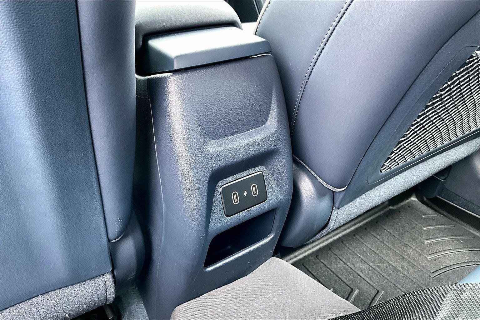 Used 2024 Hyundai Venue Limited FWD image 32