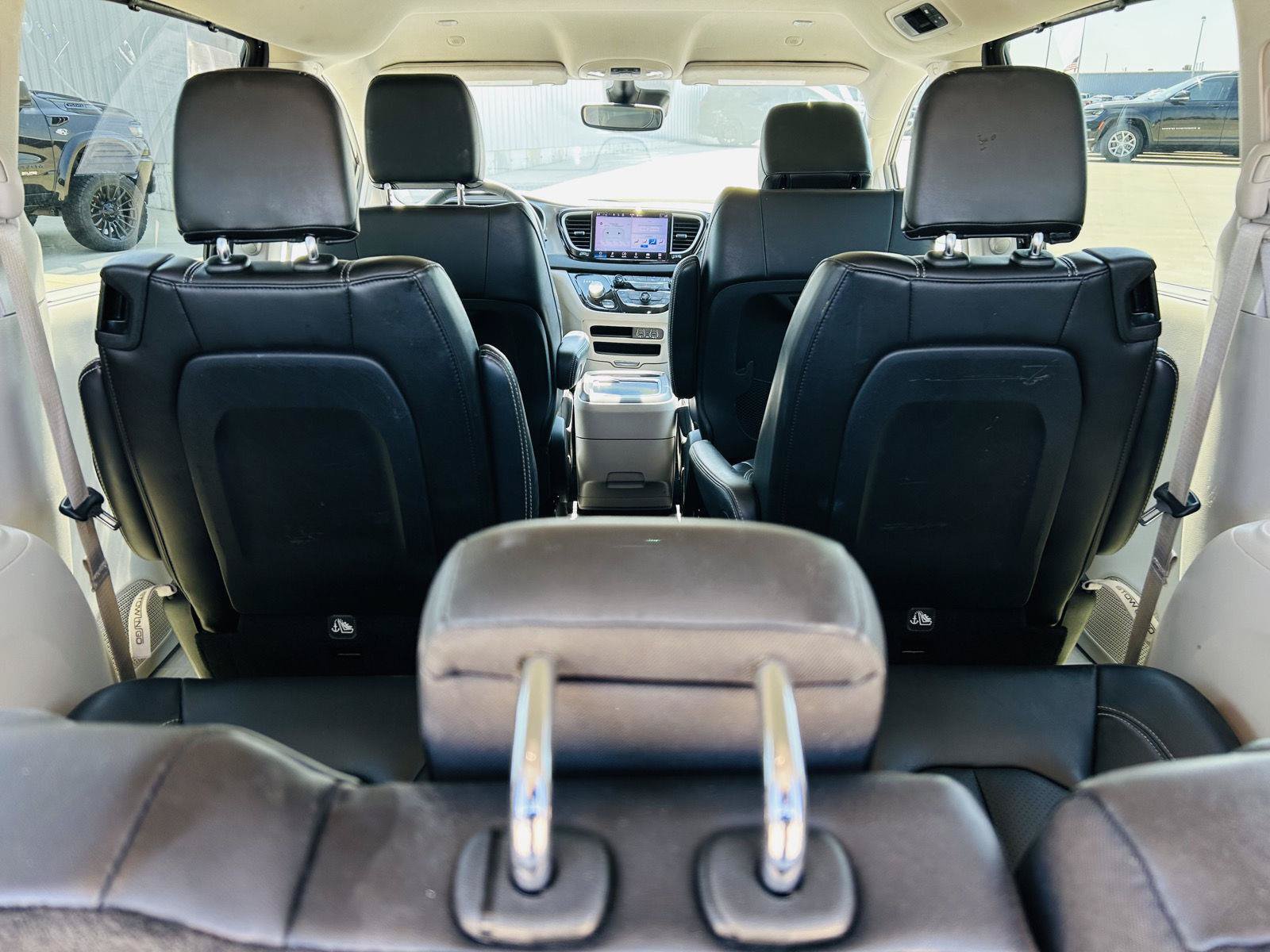 Used 2023 Chrysler Pacifica Touring-L FWD image 29