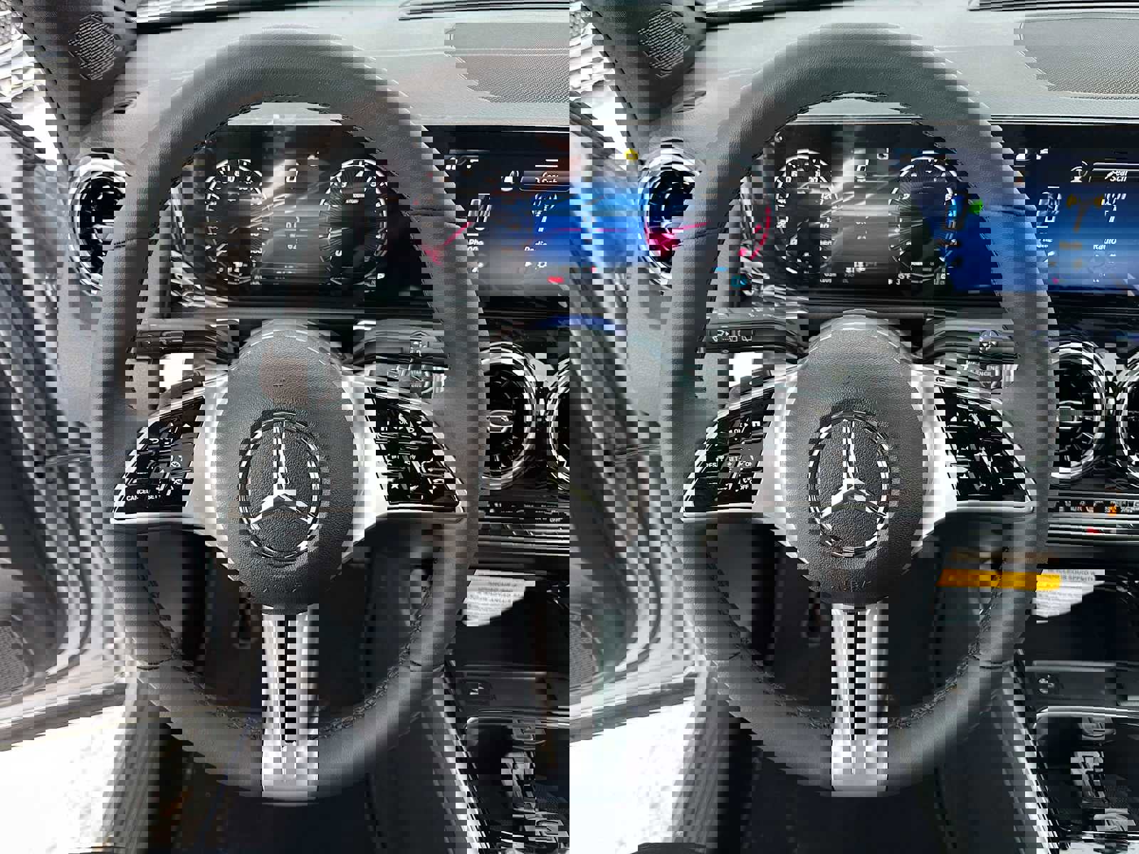 Used 2026 Mercedes-Benz GLB 250 4MATIC image 23