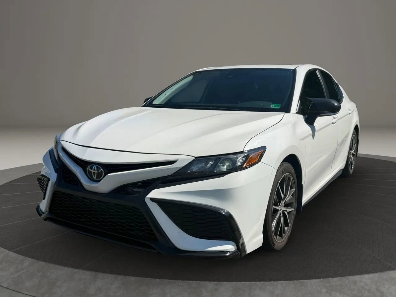 Used 2024 Toyota Camry SE w/ Convenience Package image 3