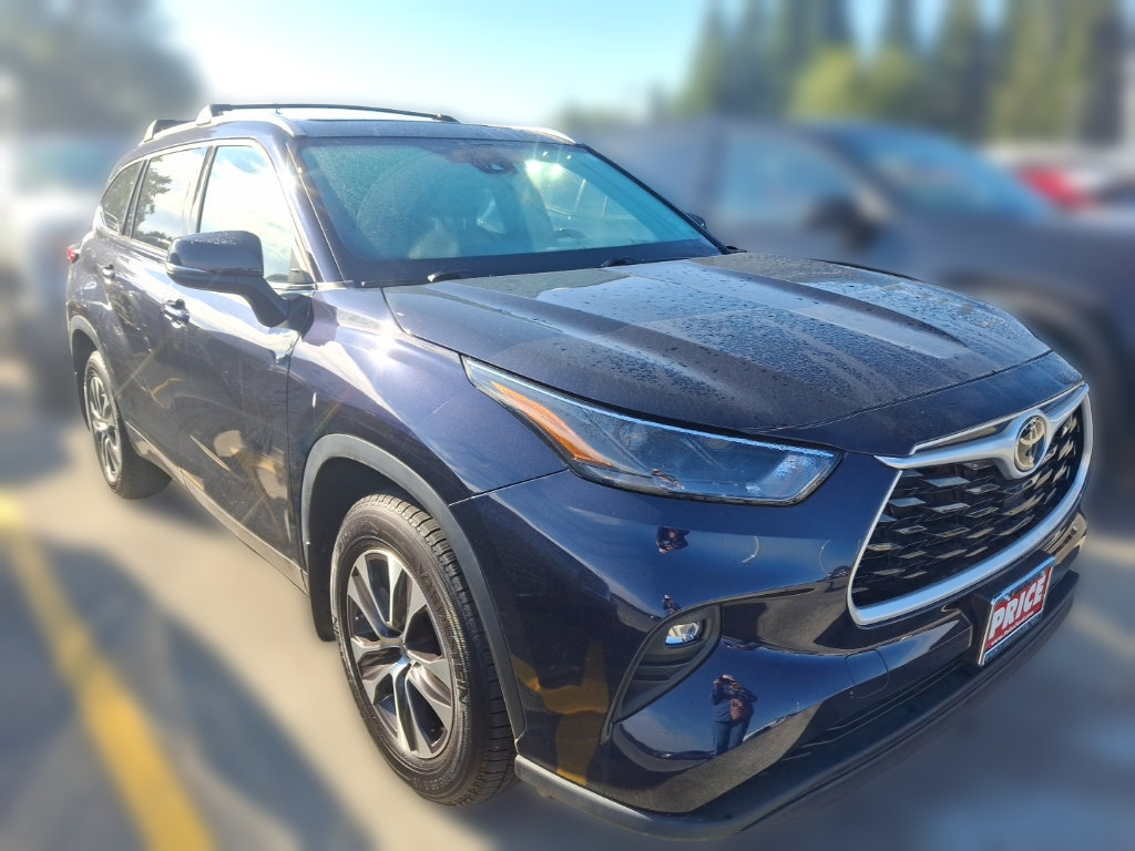 Used 2022 Toyota Highlander XLE AWD/4WD image 3