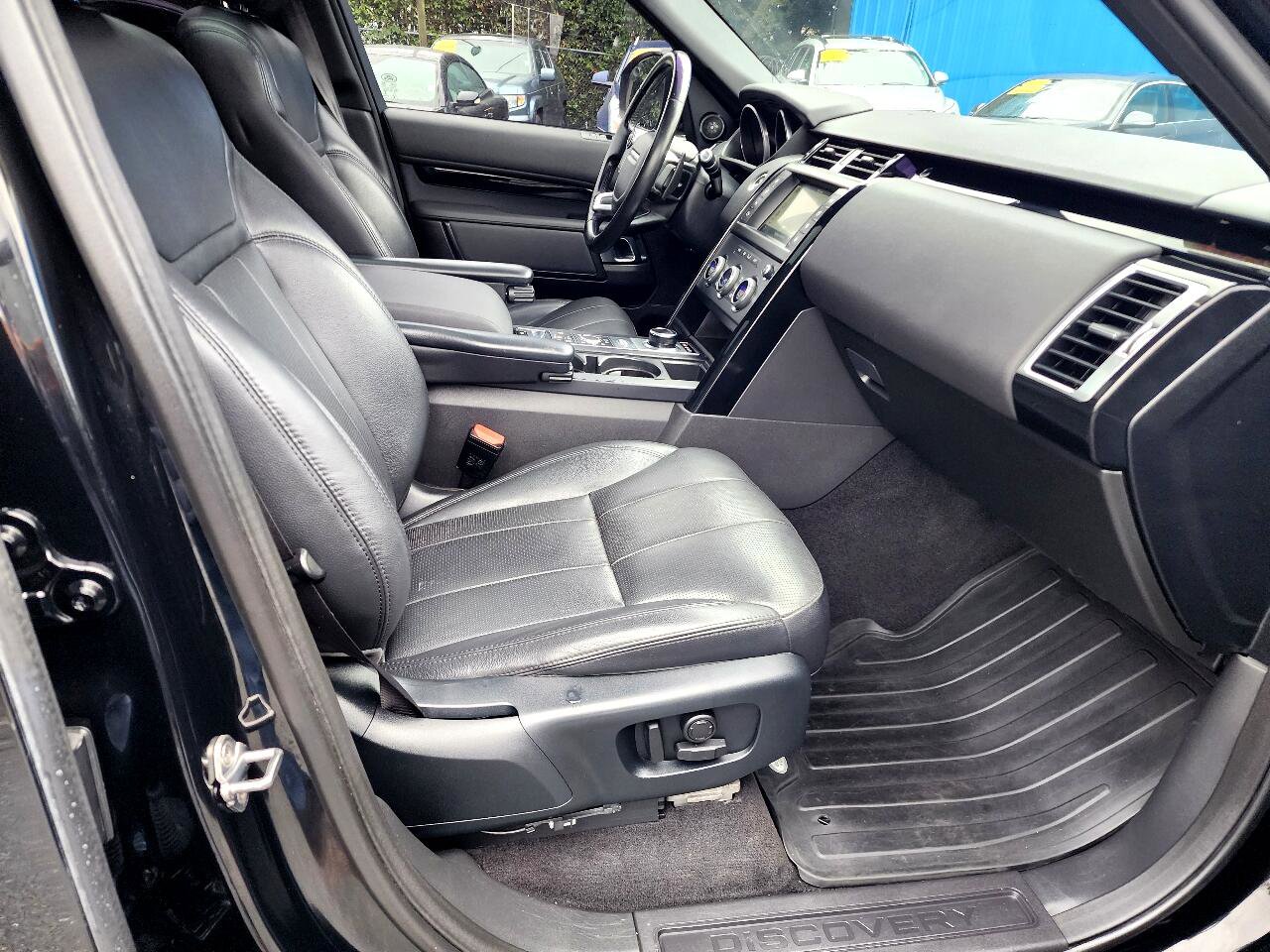 Used 2017 Land Rover Discovery SE image 30