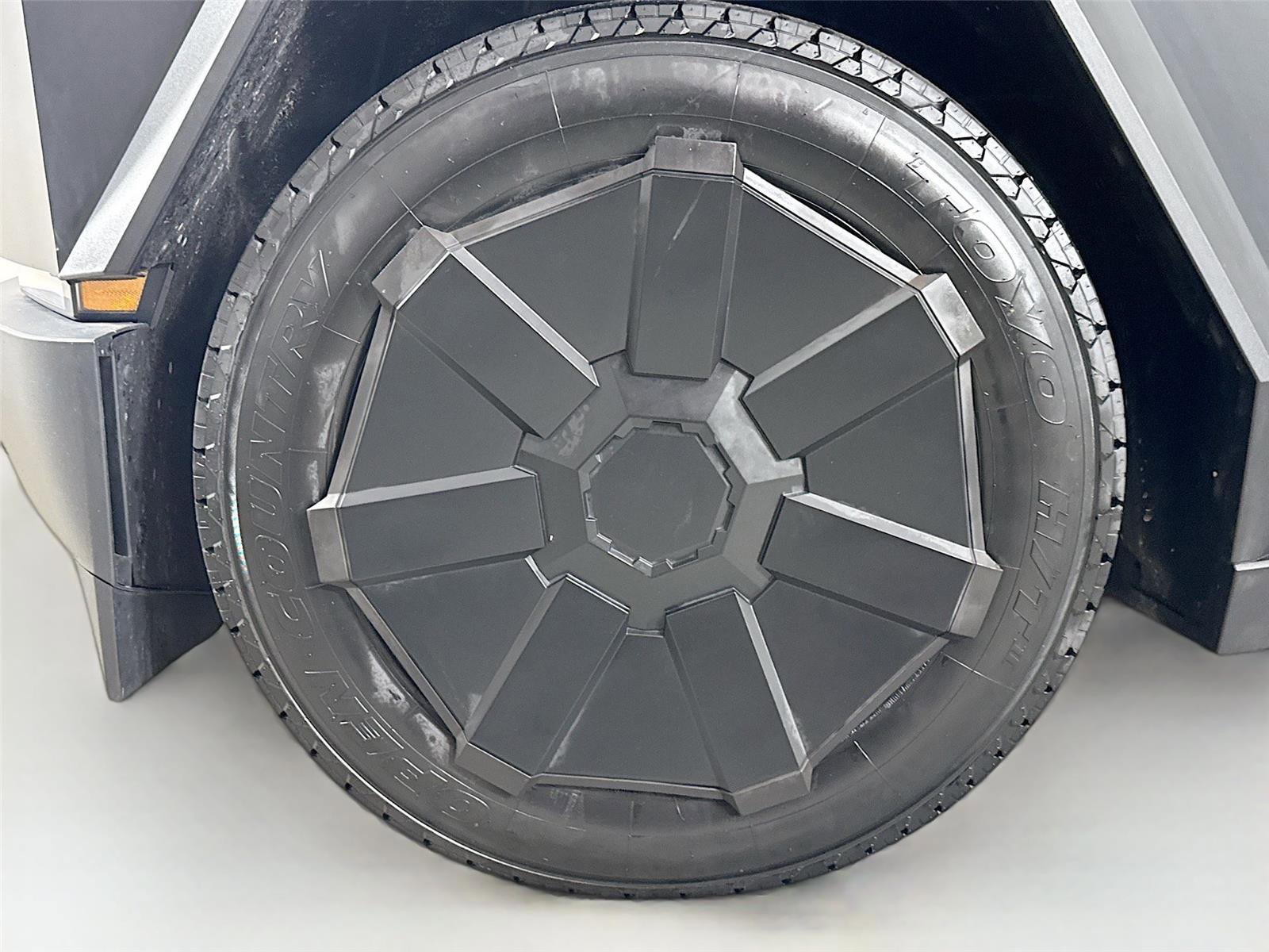 Used 2024 Tesla Cybertruck AWD Crew Cab image 23