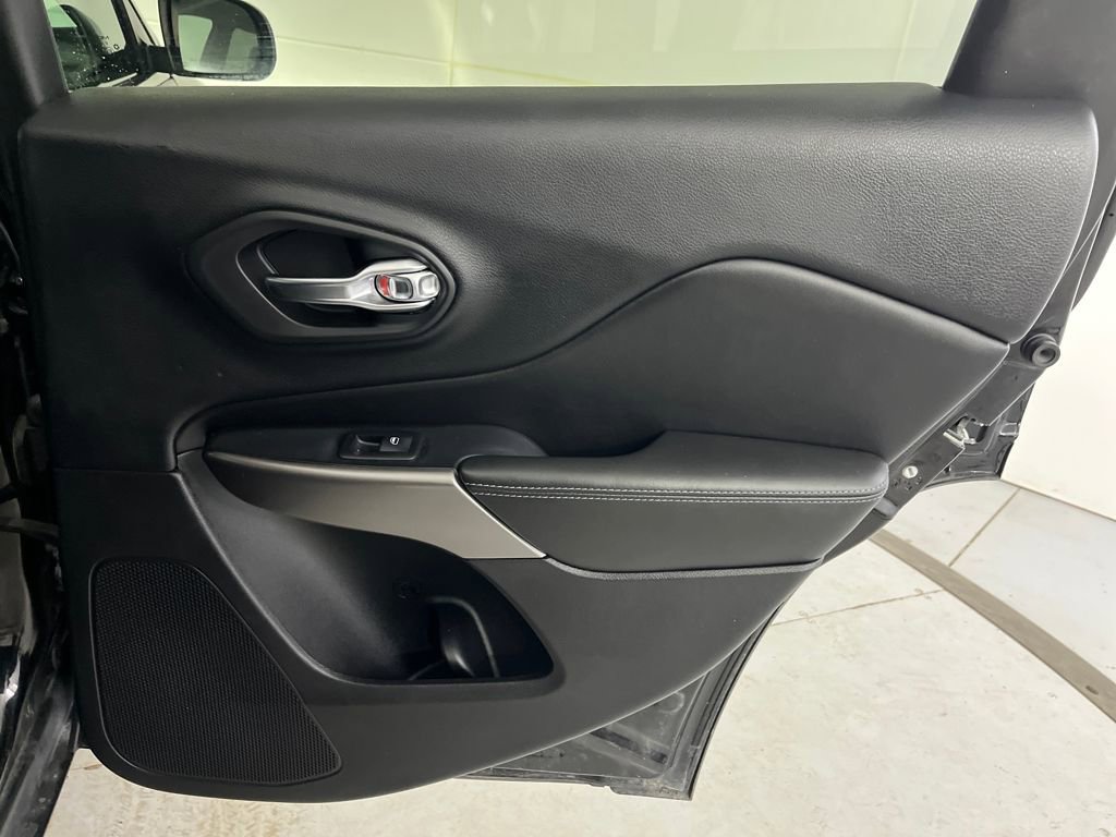 Used 2019 Jeep Cherokee Latitude w/ Popular Appearance Group image 29