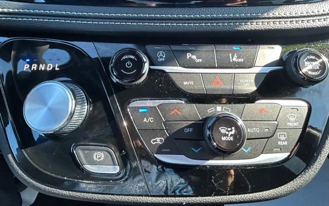 Used 2025 Chrysler Pacifica Select image 12