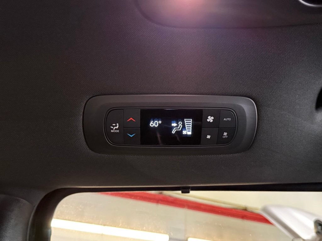 Used 2026 Chrysler Pacifica Select FWD image 32