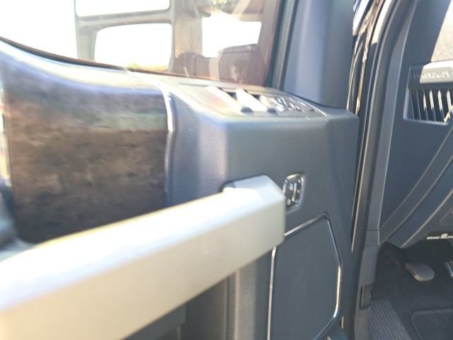 Used 2022 Ford F250 Lariat w/ Black Appearance Package image 11