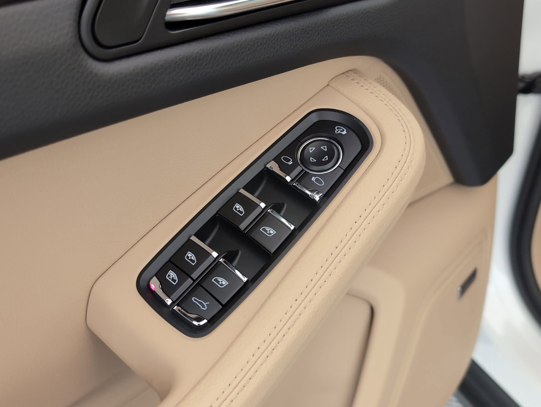 Certified 2025 Porsche Macan image 27