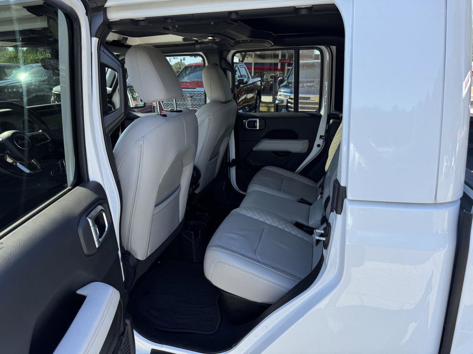 Used 2022 Jeep Gladiator Overland AWD/4WD image 6