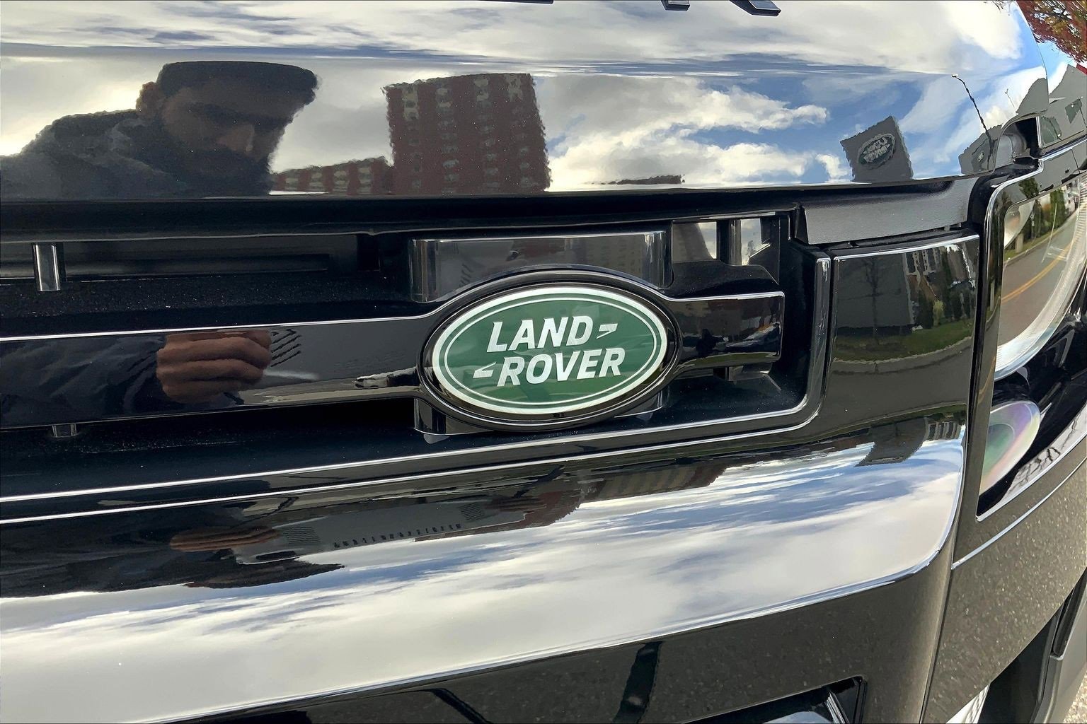 Used 2025 Land Rover Defender 110 S image 31