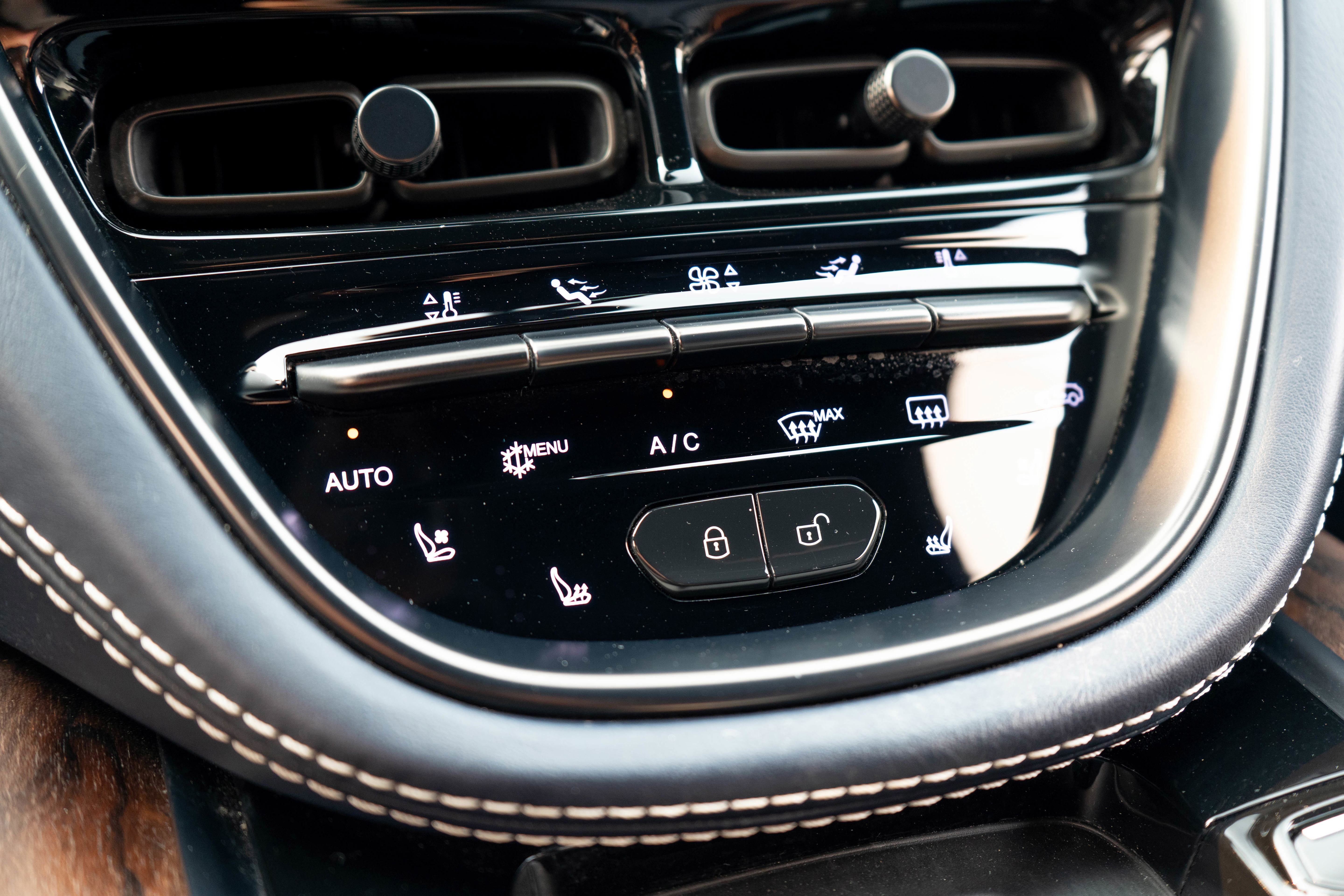 Used 2021 Aston Martin DBX image 25