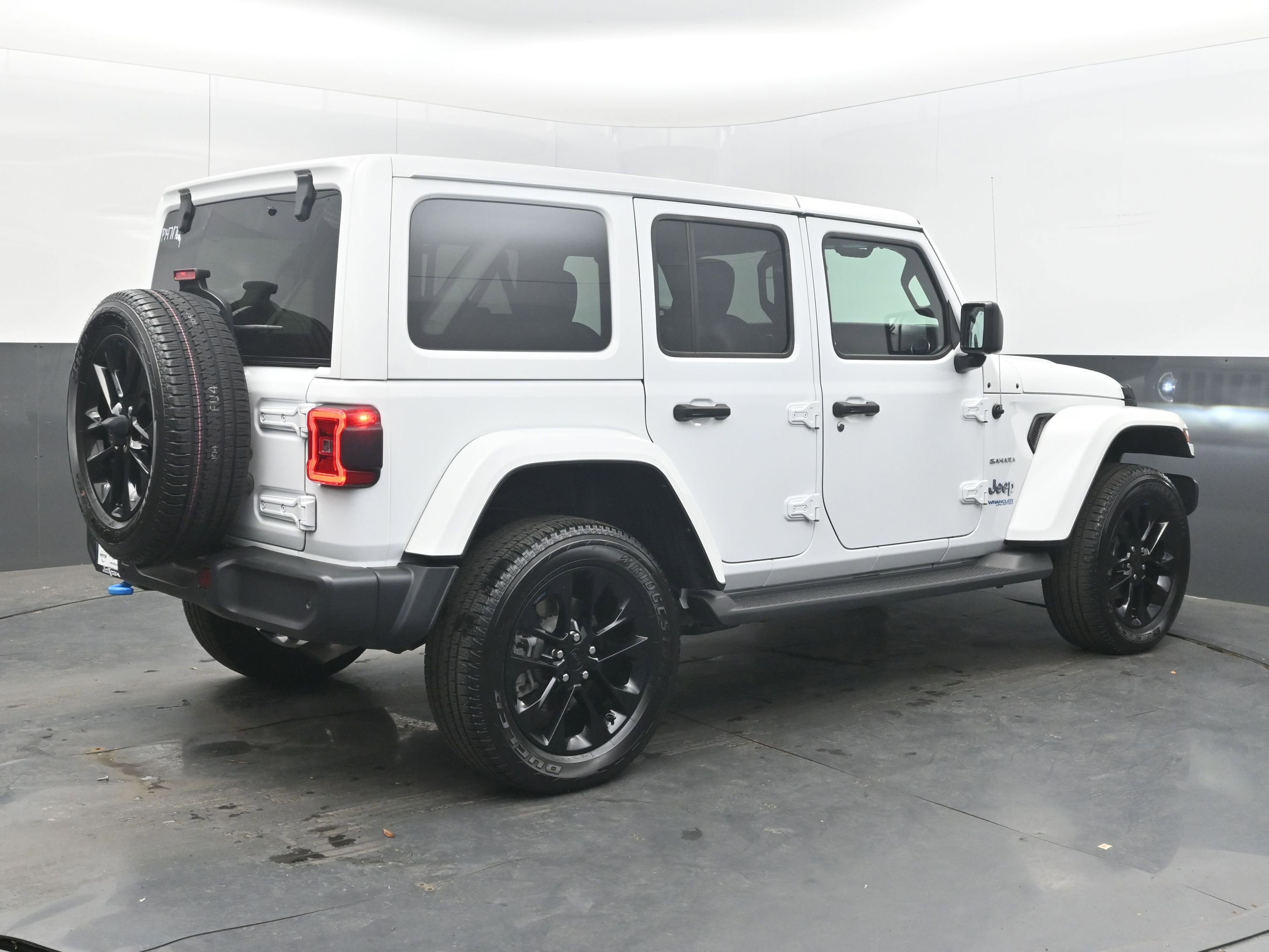 Used 2022 Jeep Wrangler Unlimited Sahara w/ Cold Weather Group AWD/4WD image 9