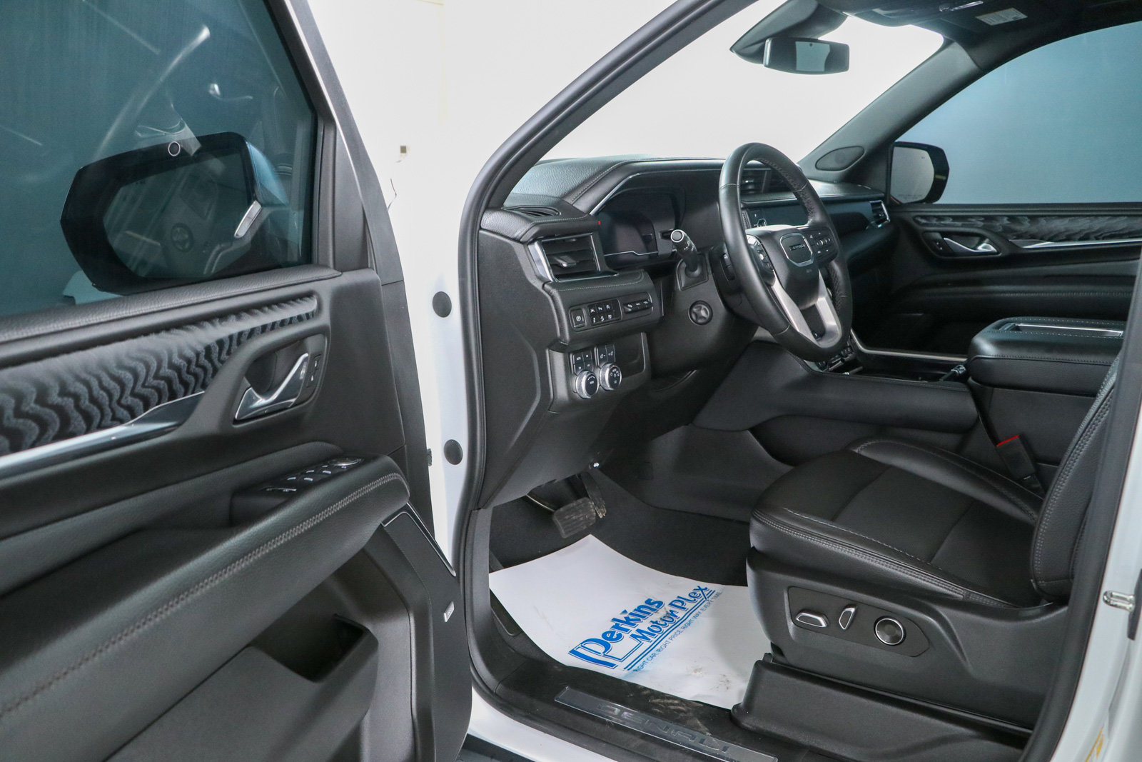Used 2023 GMC Yukon Denali AWD/4WD image 3