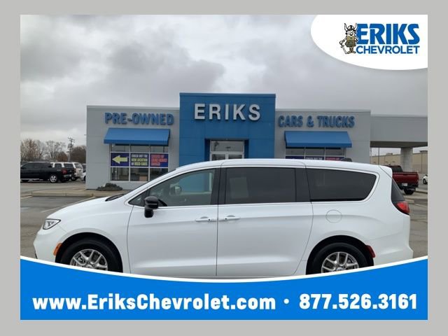 Used 2025 Chrysler Pacifica Select