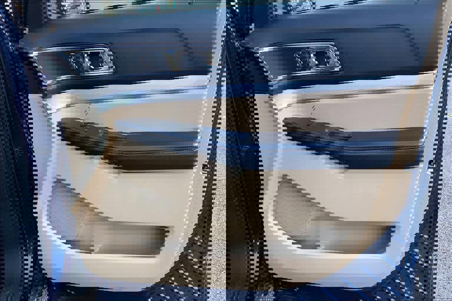 Used 2016 Ford Explorer XLT w/ Equipment Group 202A image 21