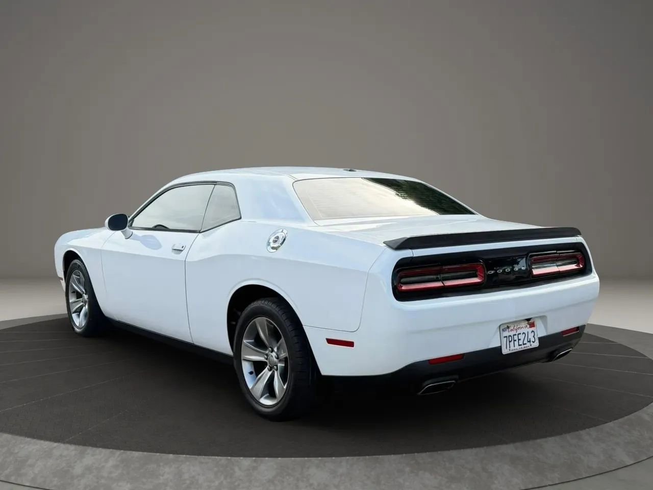 Used 2015 Dodge Challenger SXT RWD image 8