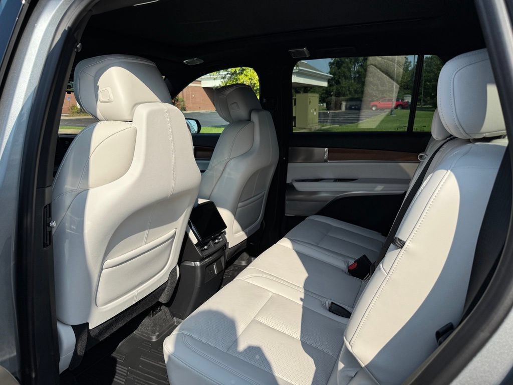 New 2027 Cadillac Vistiq Sport w/ LPO, Floor Liner Package AWD/4WD image 15