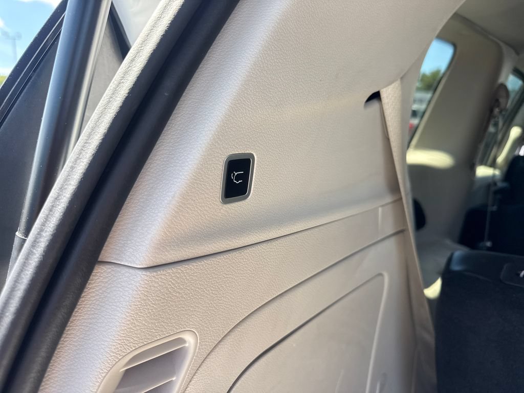 Used 2024 Chrysler Pacifica Limited FWD image 17