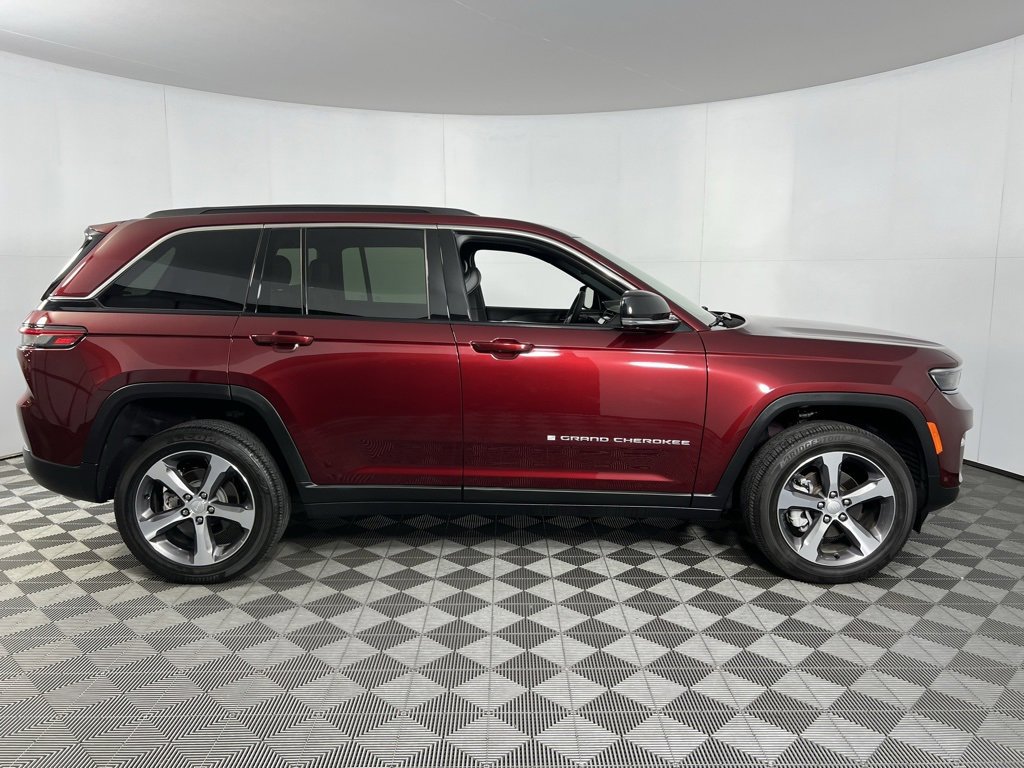 Certified 2024 Jeep Grand Cherokee Limited w/ Luxury Tech Group II image 3