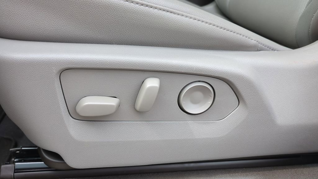 Used 2025 Chevrolet Silverado 2500 LTZ w/ LTZ Convenience Package image 12