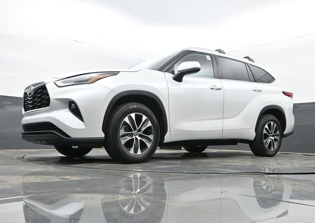 Used 2022 Toyota Highlander XLE image 30