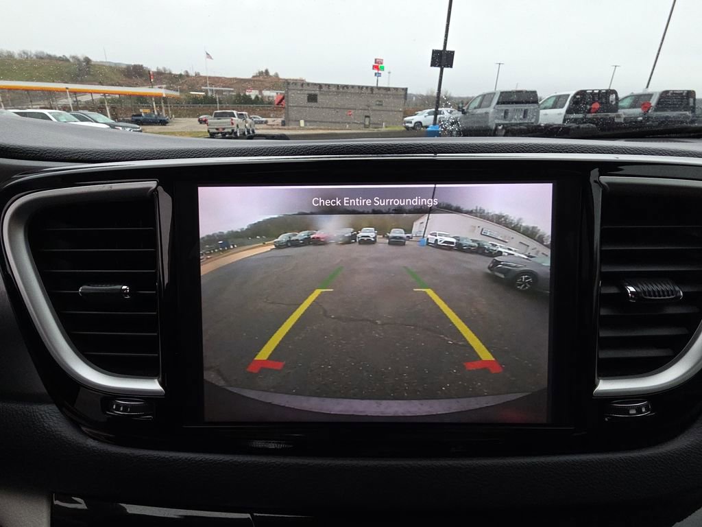 Used 2023 Chrysler Pacifica Touring-L image 22