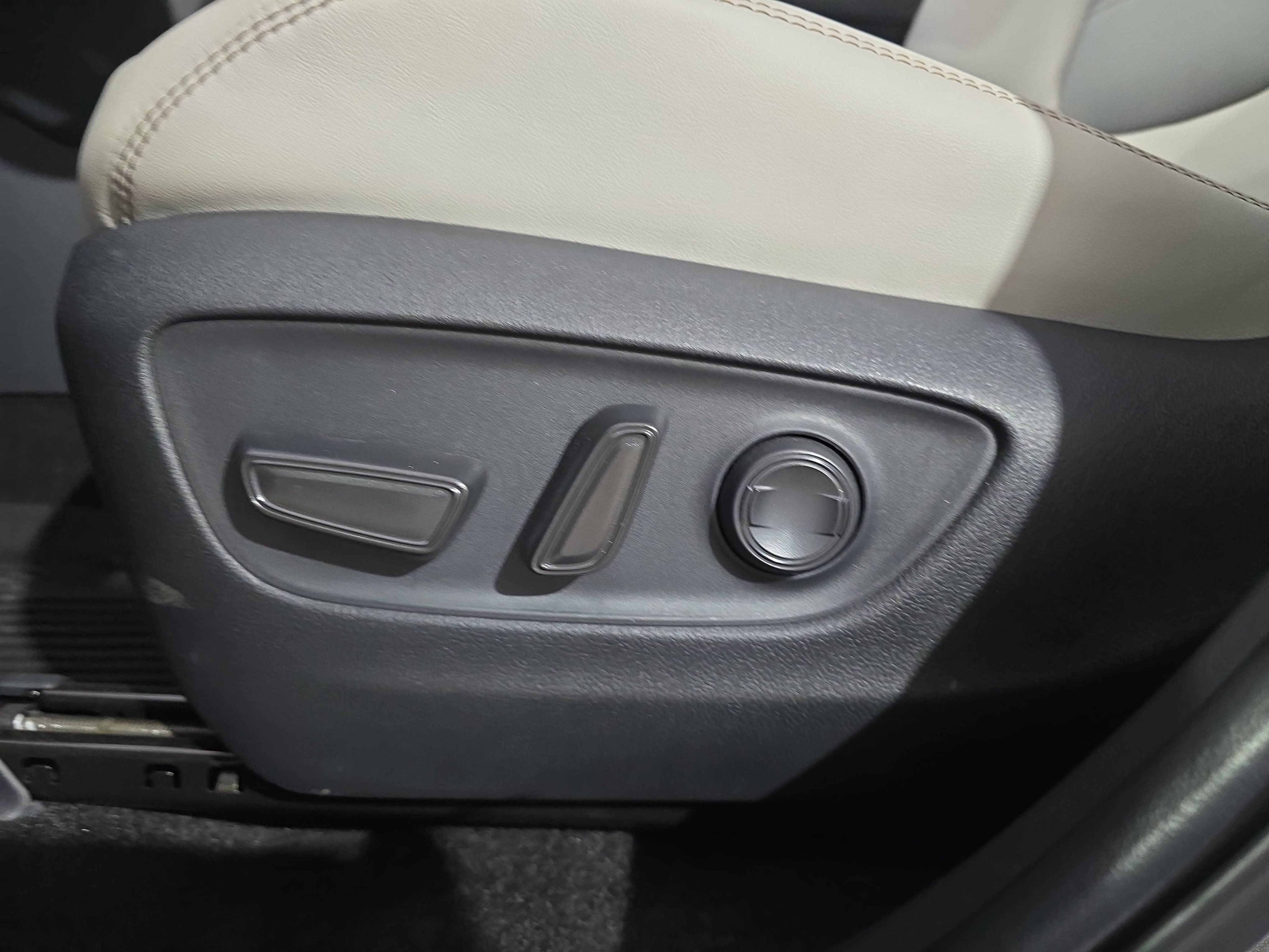 Used 2025 Toyota RAV4 XLE Premium AWD/4WD image 26