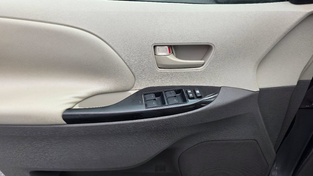 Used 2011 Toyota Sienna LE w/ Towing Pkg FWD image 24