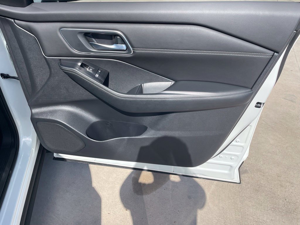 Certified 2024 Nissan Rogue Platinum FWD image 28