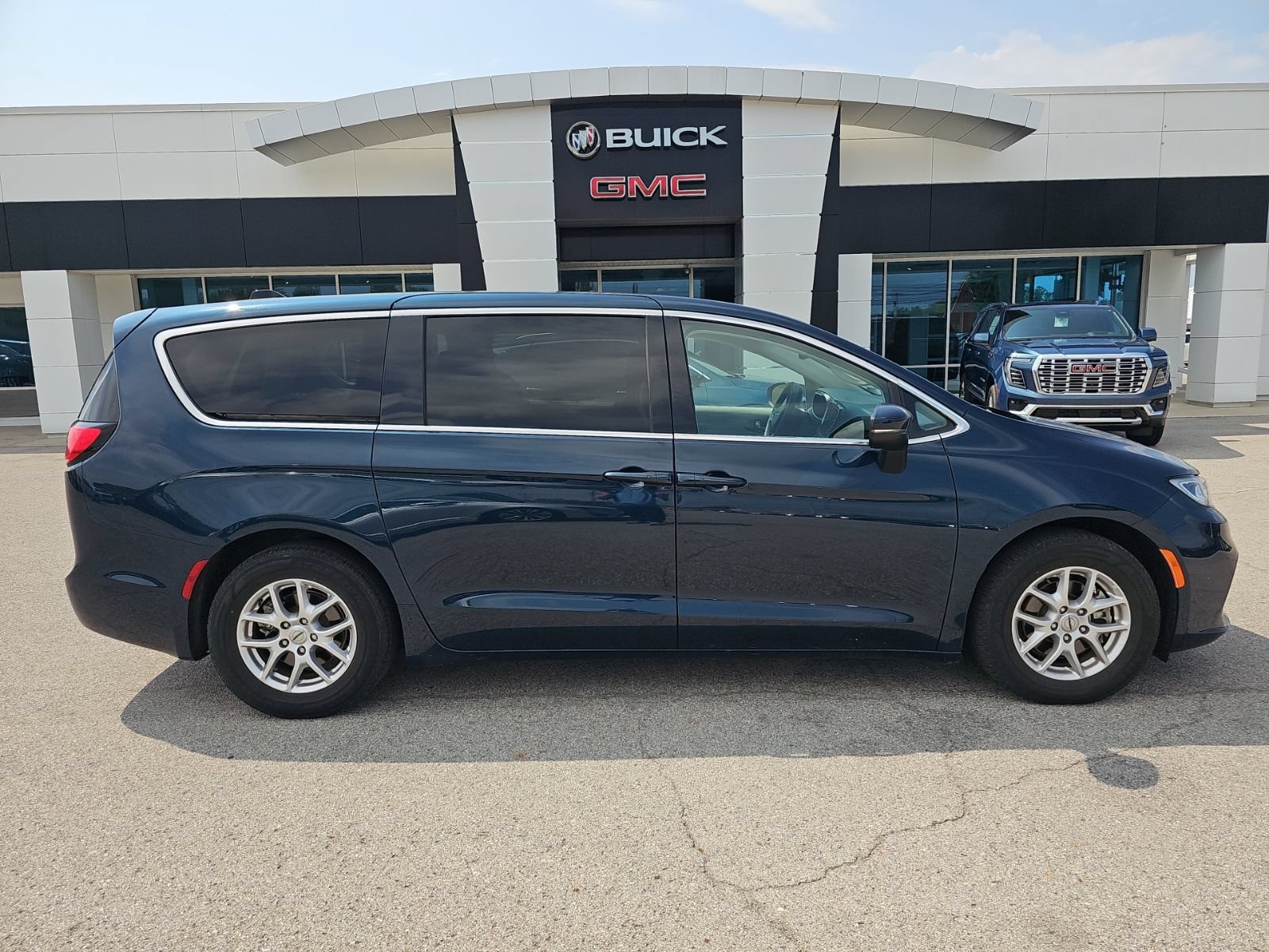 Used 2023 Chrysler Pacifica Touring-L