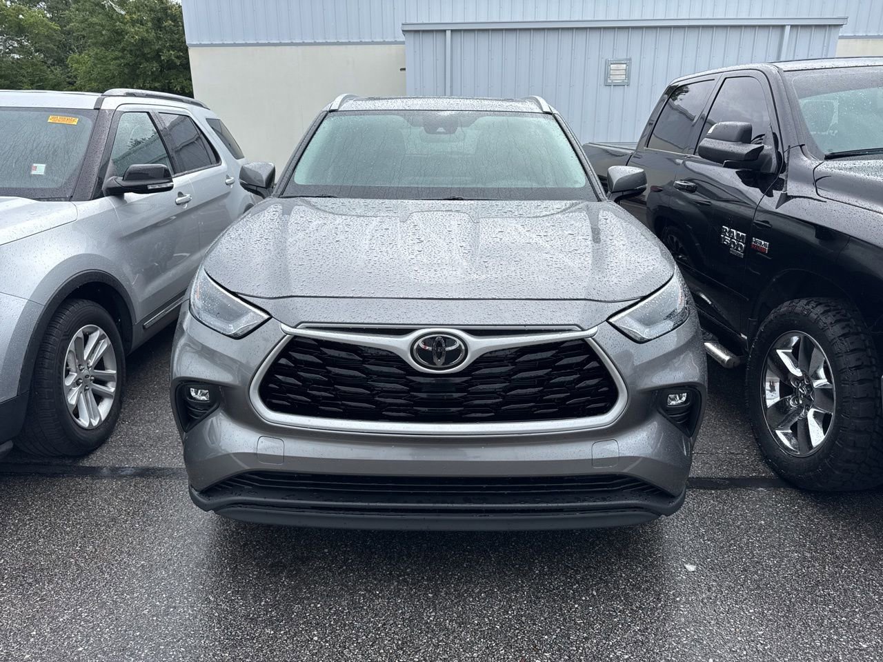 Used 2025 Toyota Highlander XLE AWD/4WD image 3
